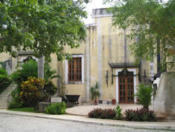 Hacienda Xcanatun - Terrace dining with fresh ceviche, live music. One block from Casa La Barenda